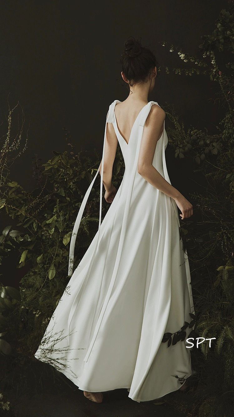 Vネックサテンウェディングドレスエレガントシンプル