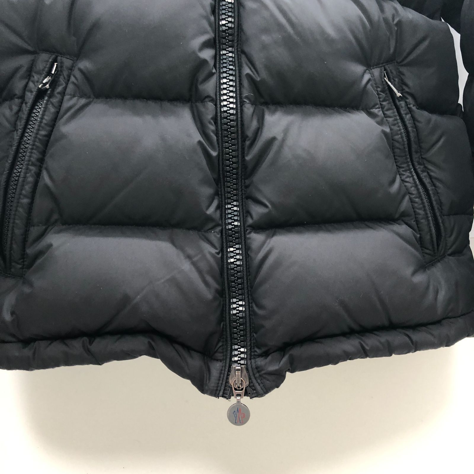 MONCLER メンズ ダウンジャケット コミックラベル G32-003 モンクレール SGSF10-9540 MONCLER メンズ ダウンジャケット コミックラベル G32-003 モンクレール SGSF10-9540