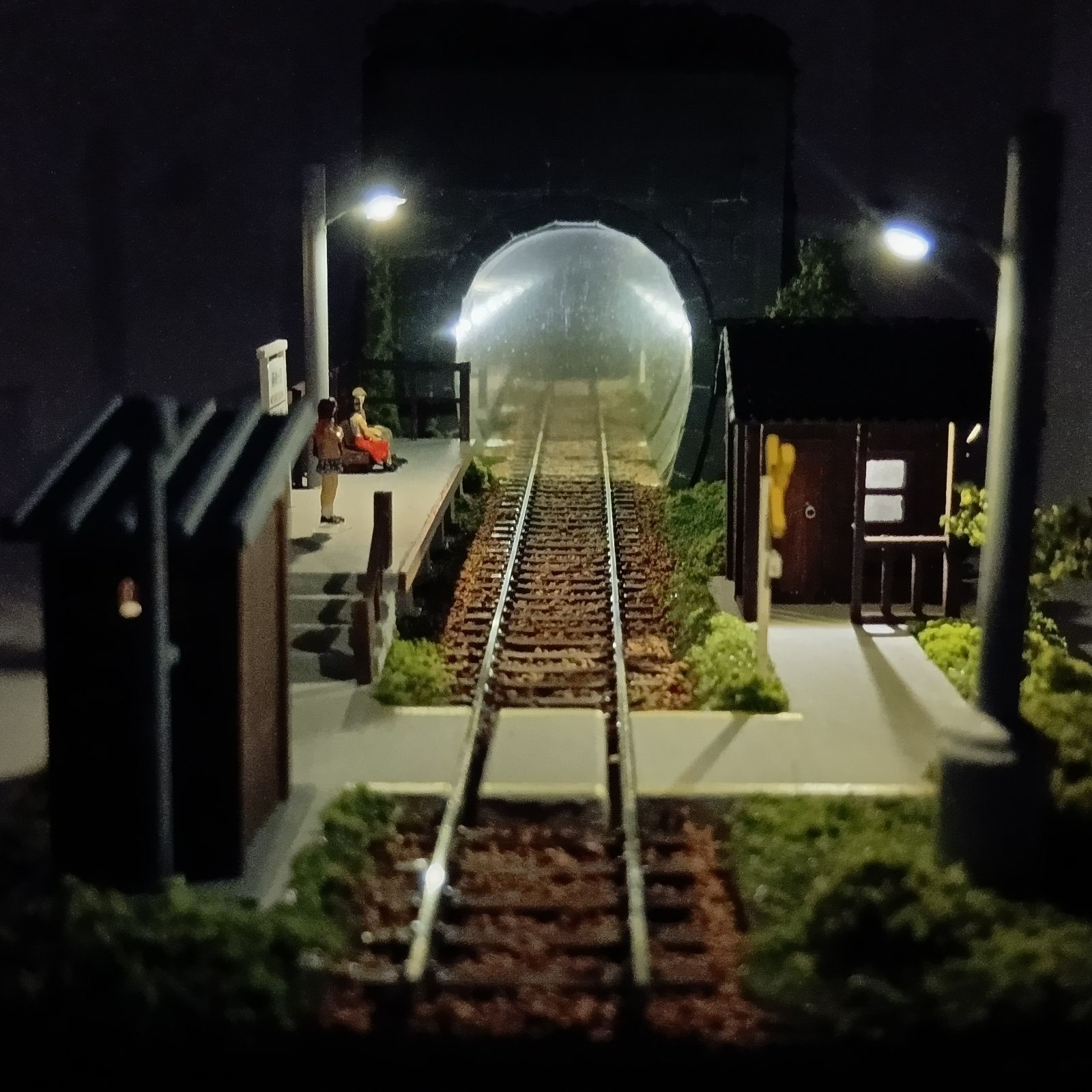 鉄道模型 HOゲージ ジオラマ 車両展示台 (トンネルに隣接する昭和の駅