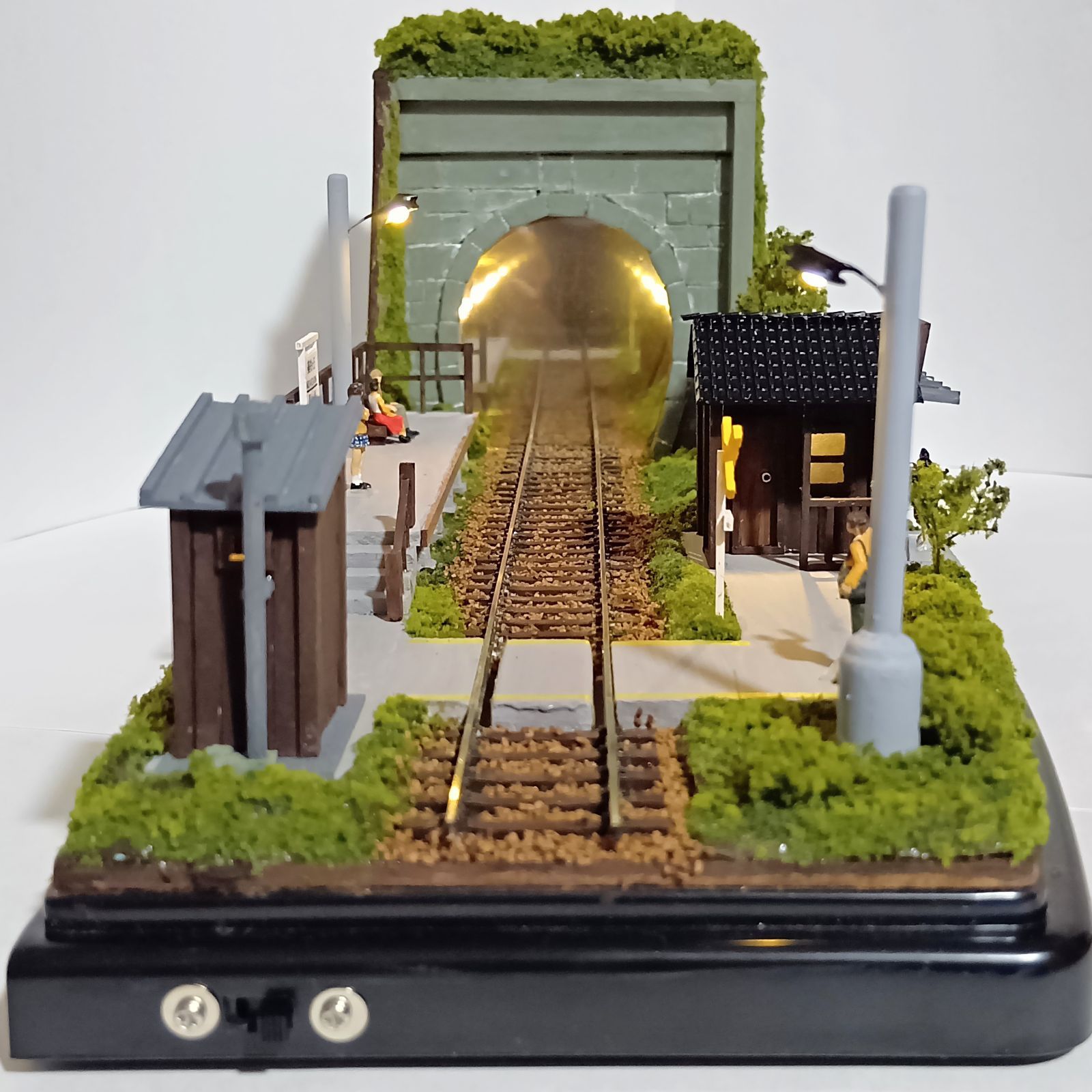 鉄道模型 HOゲージ ジオラマ 車両展示台 (トンネルに隣接する昭和の駅
