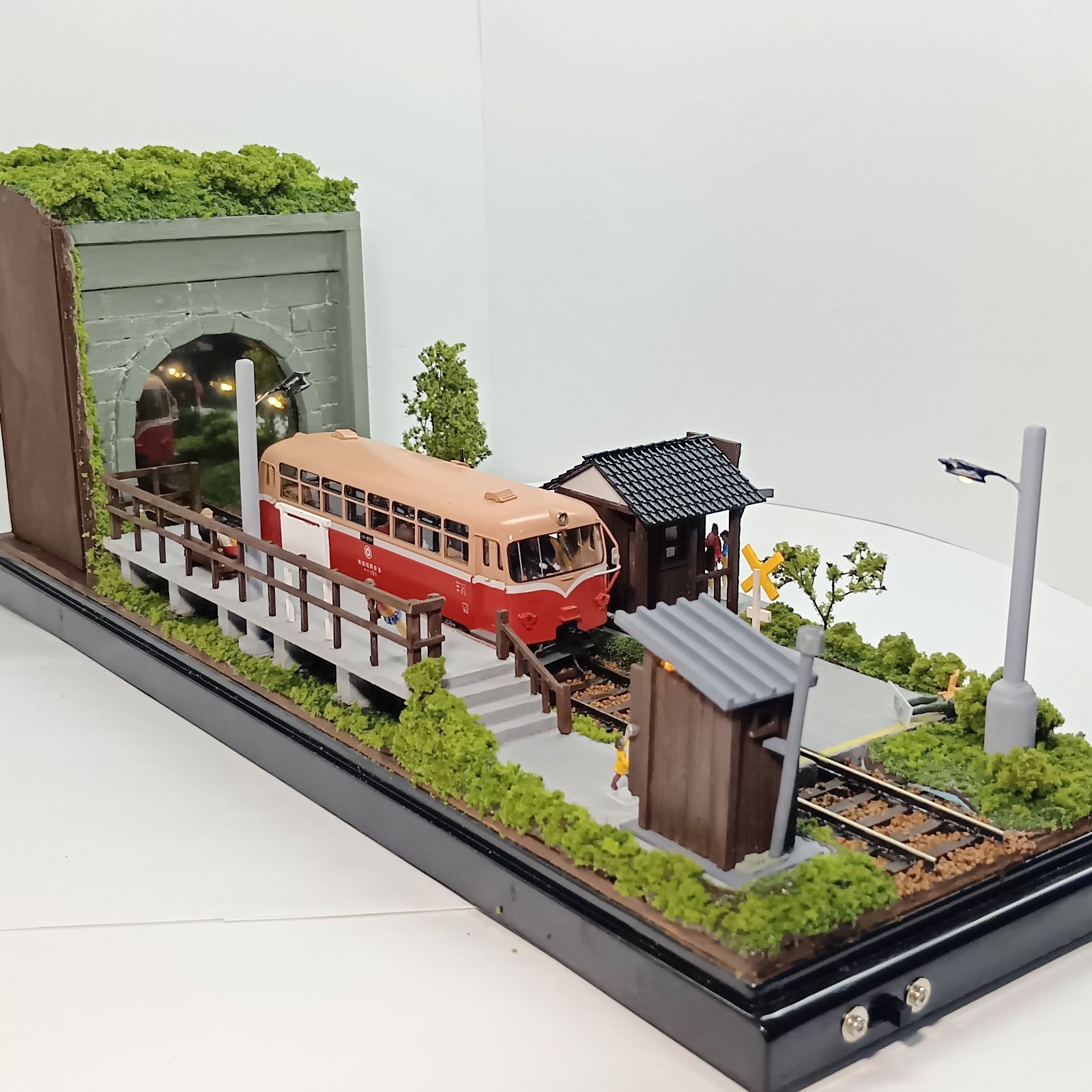 鉄道模型 HOゲージ ジオラマ 車両展示台 (トンネルに隣接する昭和の駅