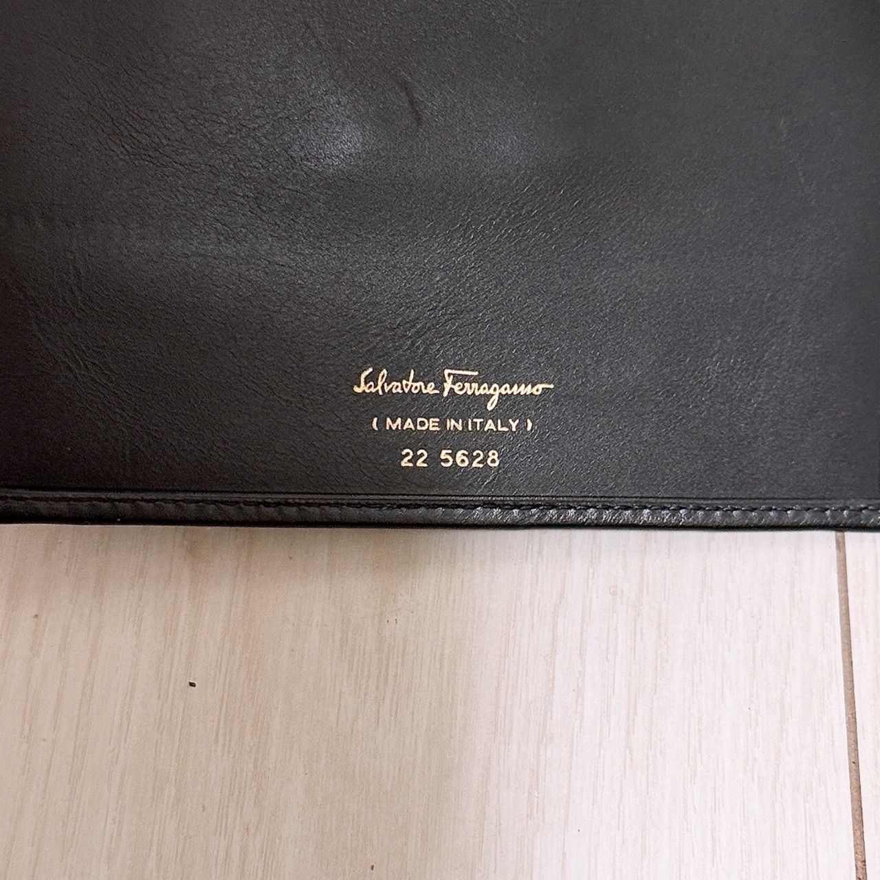 美品) Ferragamo(フェラガモ)ウォレットショルダー - メルカリ