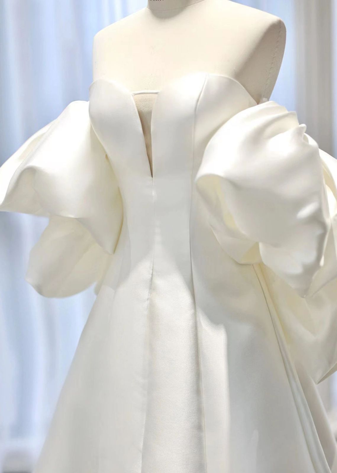 サテンオフショルダーウェディングドレス結婚式