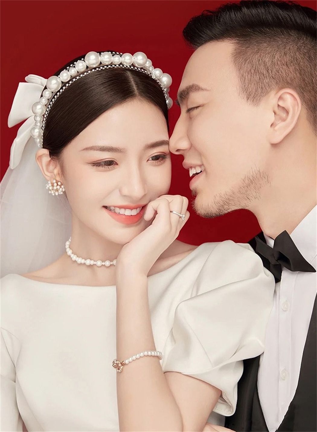 サテン半袖ウェディングドレスエレガント