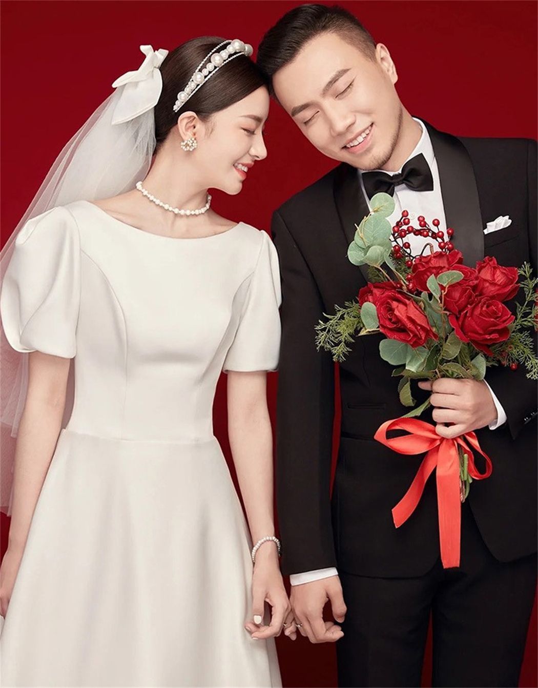 サテン半袖ウェディングドレスエレガント