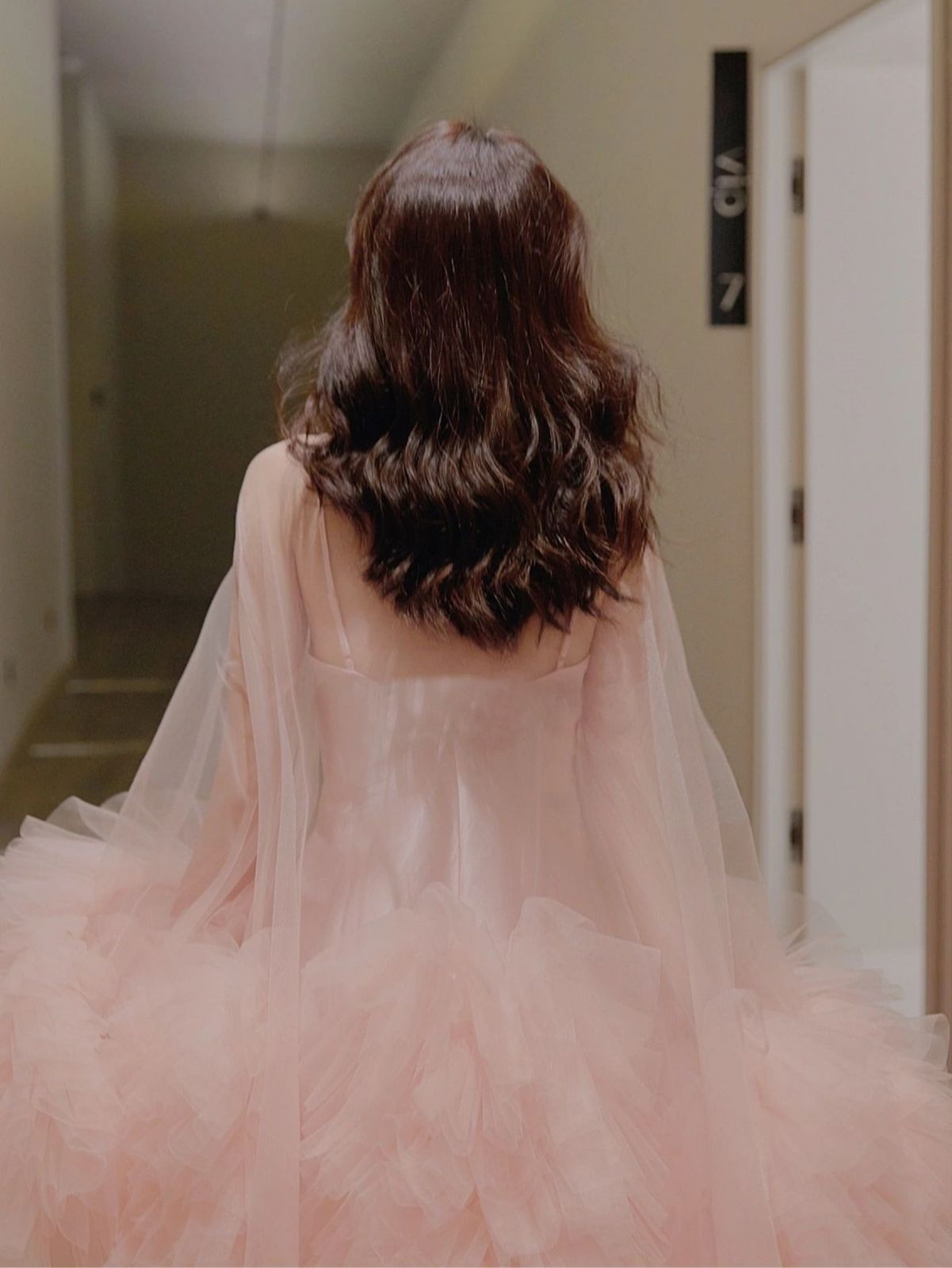 チュールフリルウェディングドレスエレガント