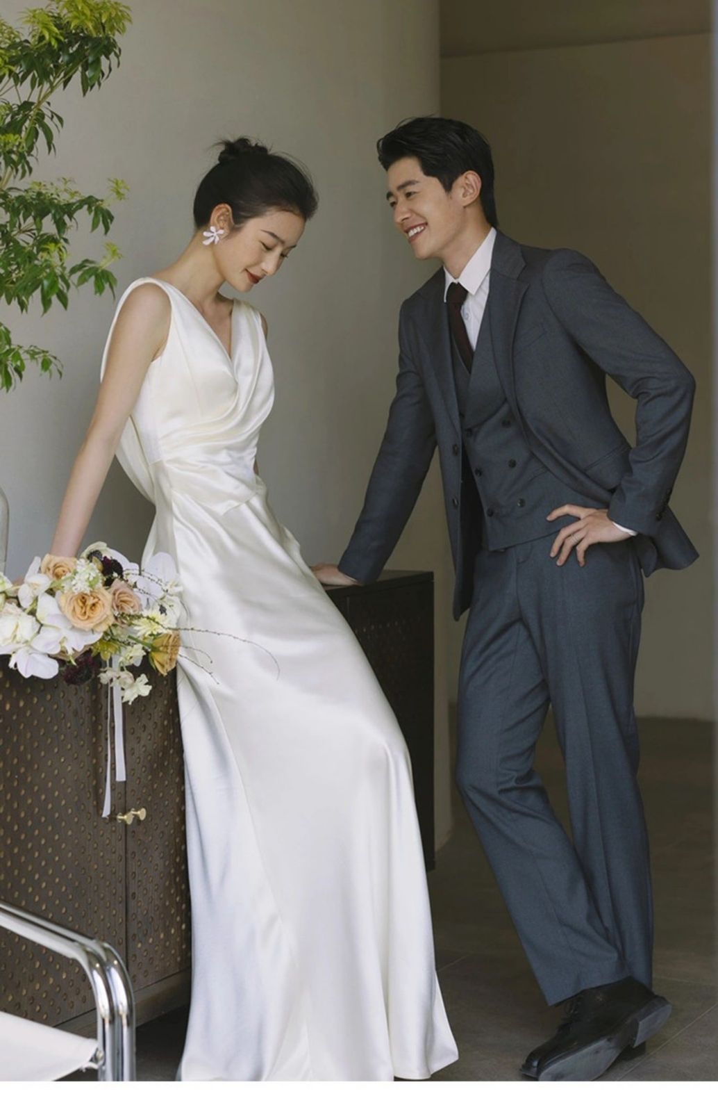 スタイリッシュ ウエディングドレス ノースリーブ スリット t 30