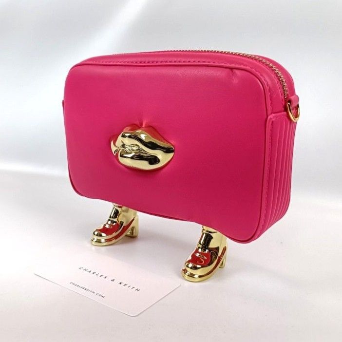 未使用 CHARLES & KEITH チャールズ&キース カリオペクロスボディ 未使用 CHARLES & KEITH チャールズ&キース カリオペクロスボディ