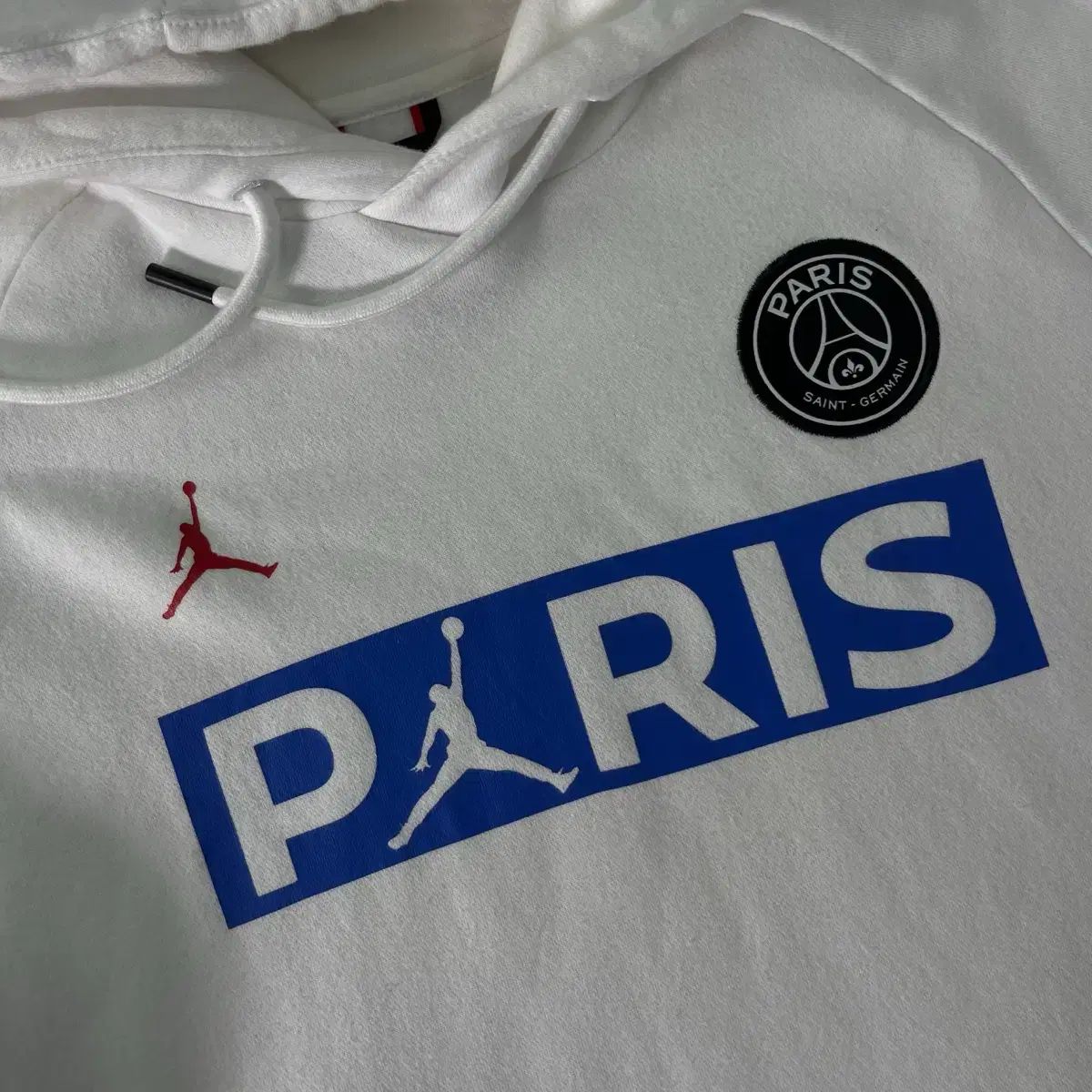 105 ジョーダン Paris Saint-Germain(パリ サンジェルマン) ビックロゴ 白 フードTシャツ