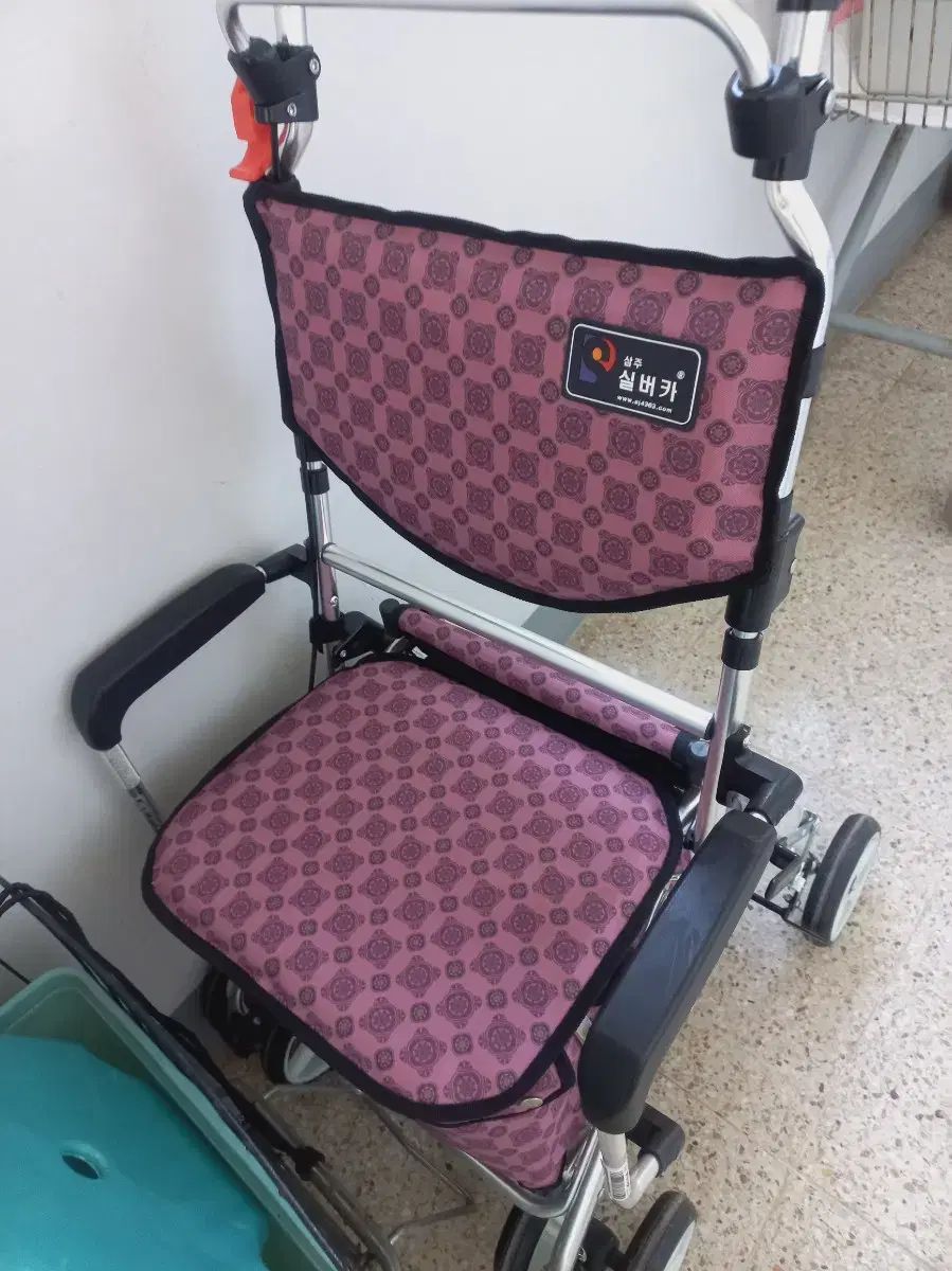 三週 シルバーカー 歩行補助器 ピンク色 ほぼ です