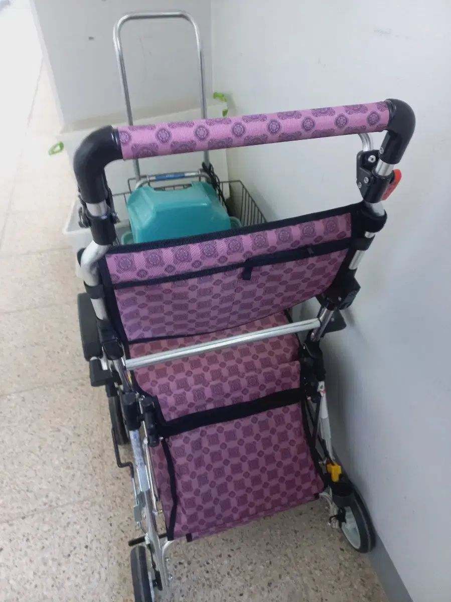 歩行補助器 ピンク色