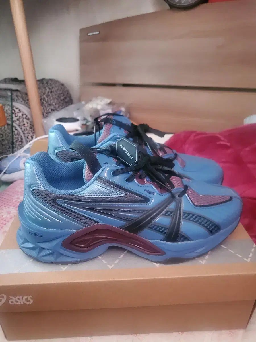 正規品 新品 asics アシックス スニーカー 出品