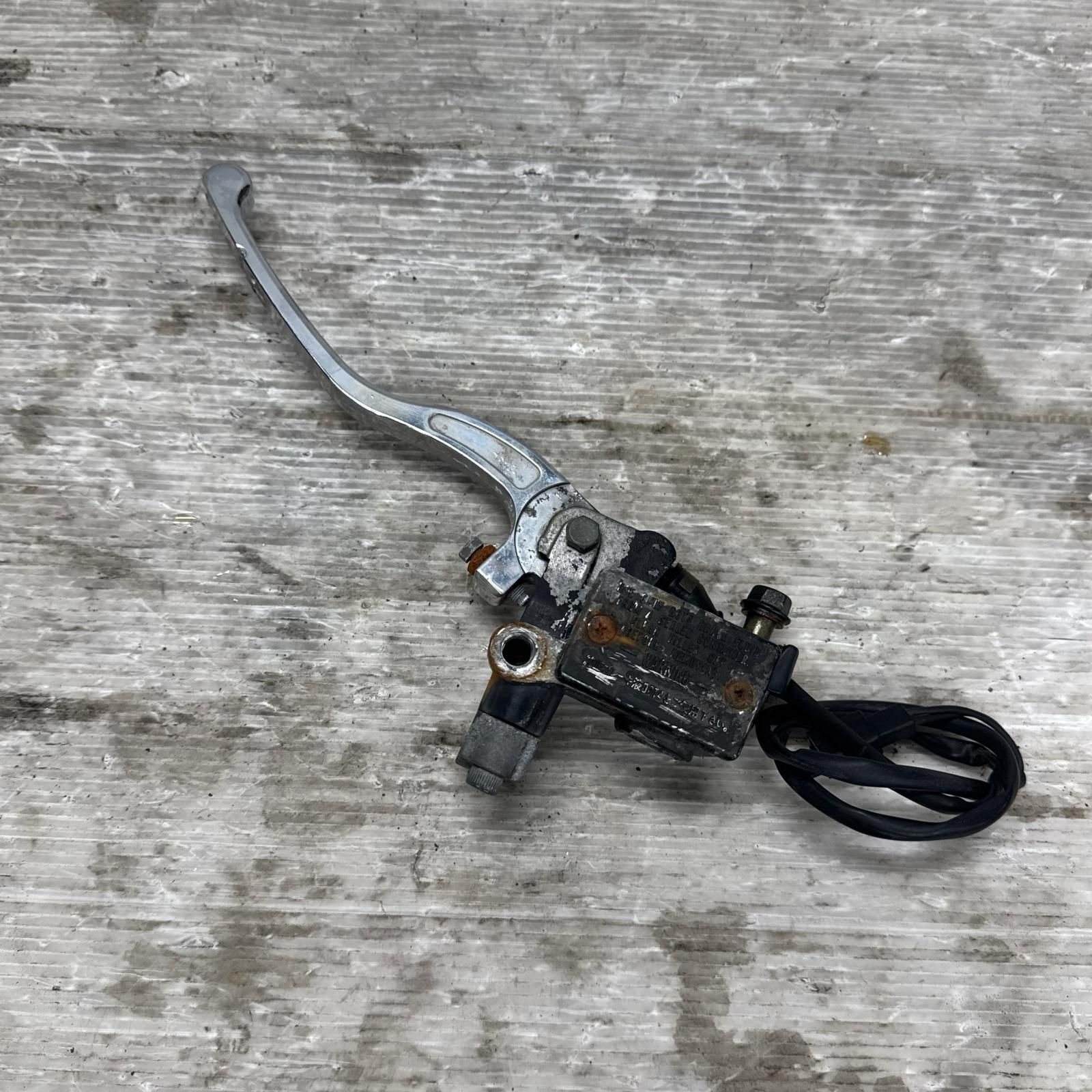 ブレーキ マジェスティ250C シリンダー マスター リア マジェC