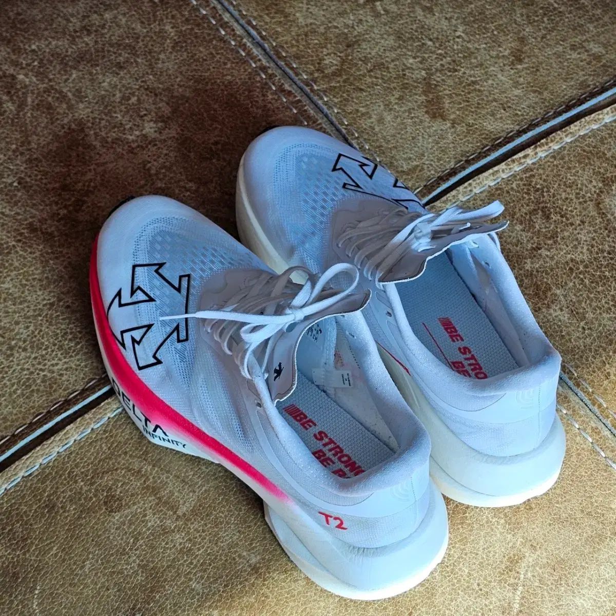 ユニセックス スポーツスニーカー ランニングシューズ サイズ250