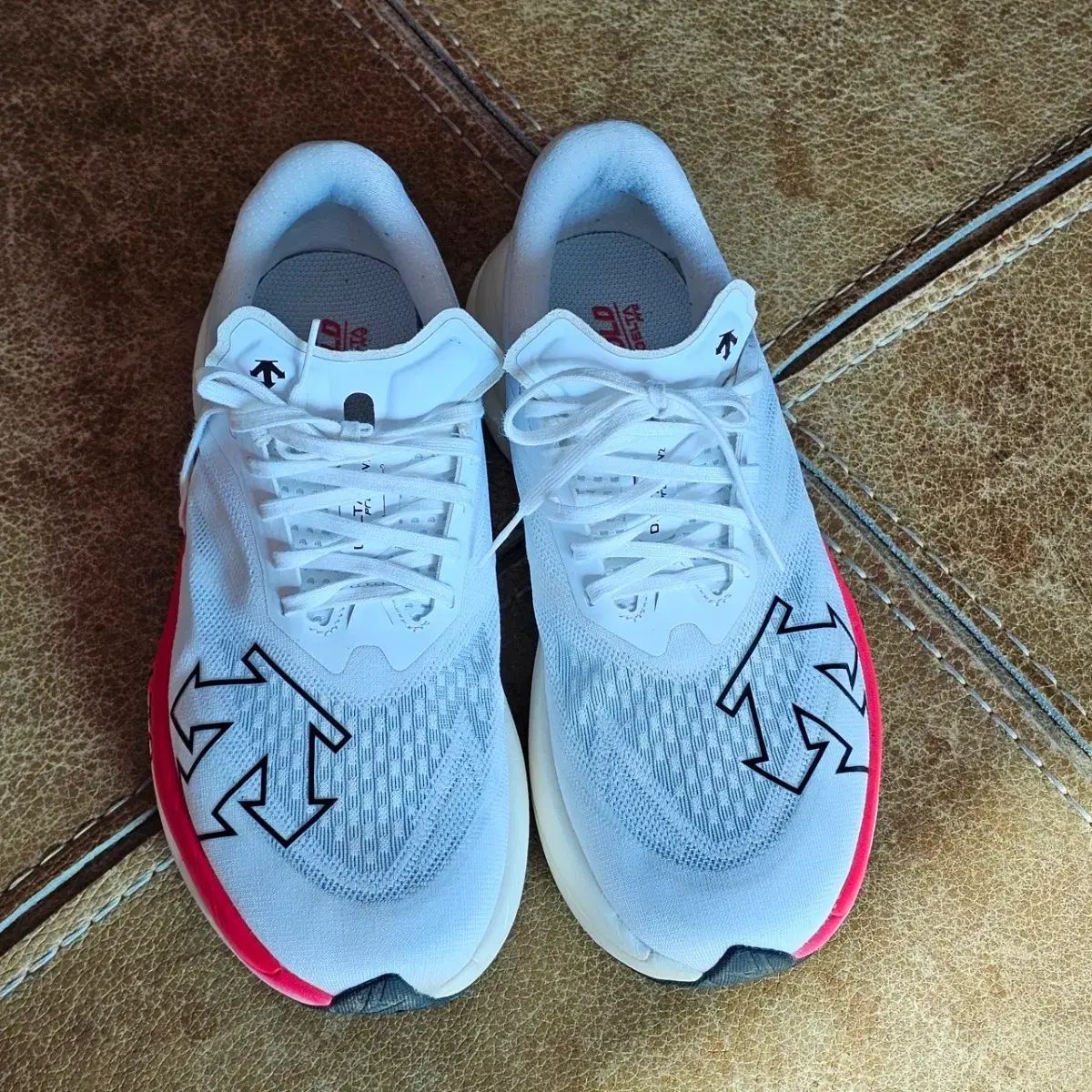 ユニセックス スポーツスニーカー ランニングシューズ サイズ250