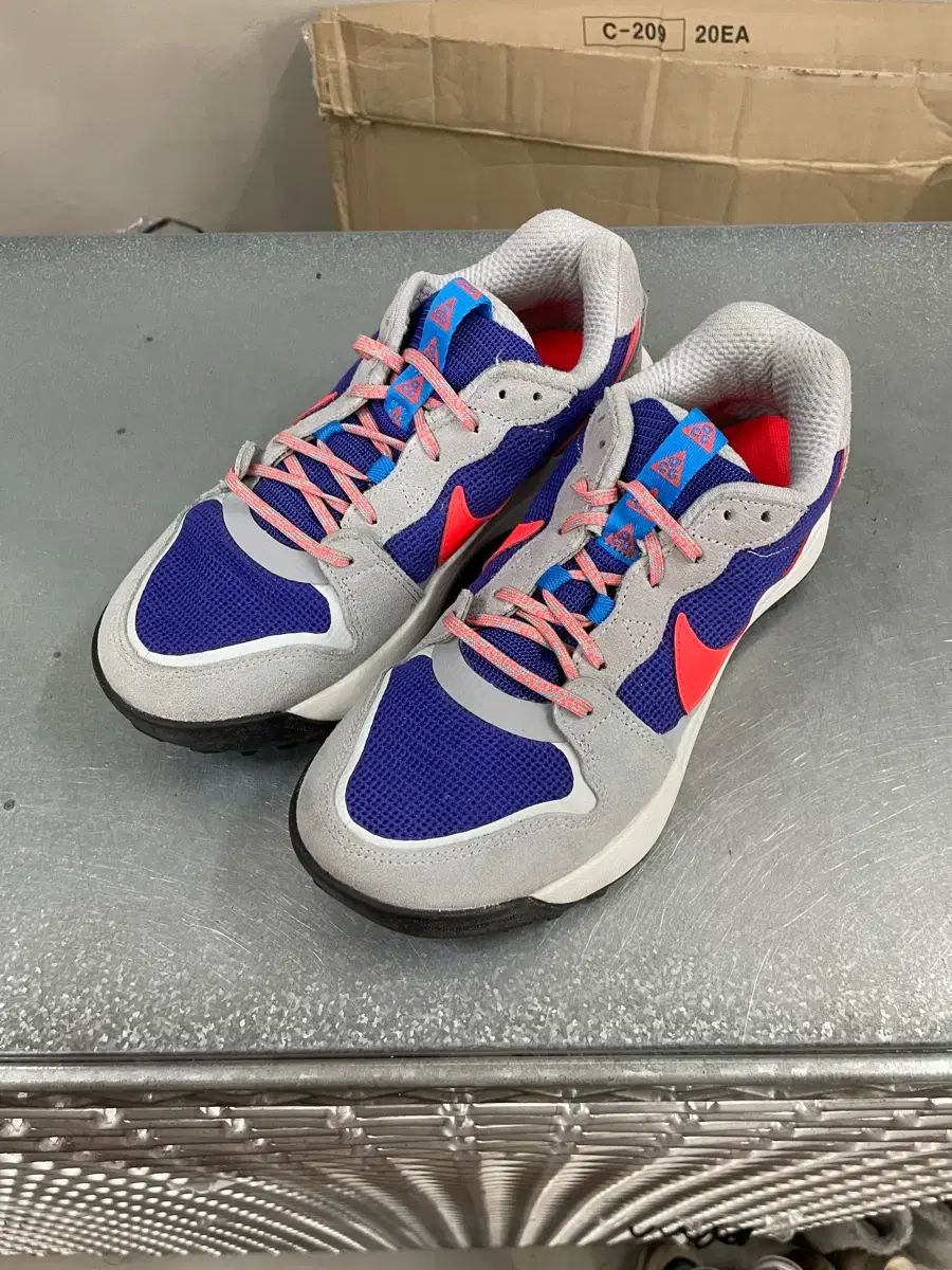 ナイキ acg ローケート 245 gr 3717