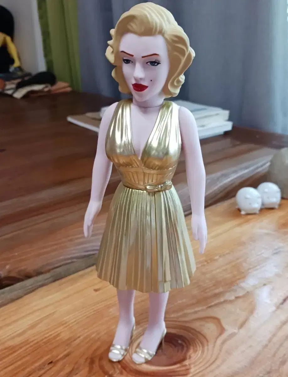 マリリン モンロー 金色ドレス フィギュア