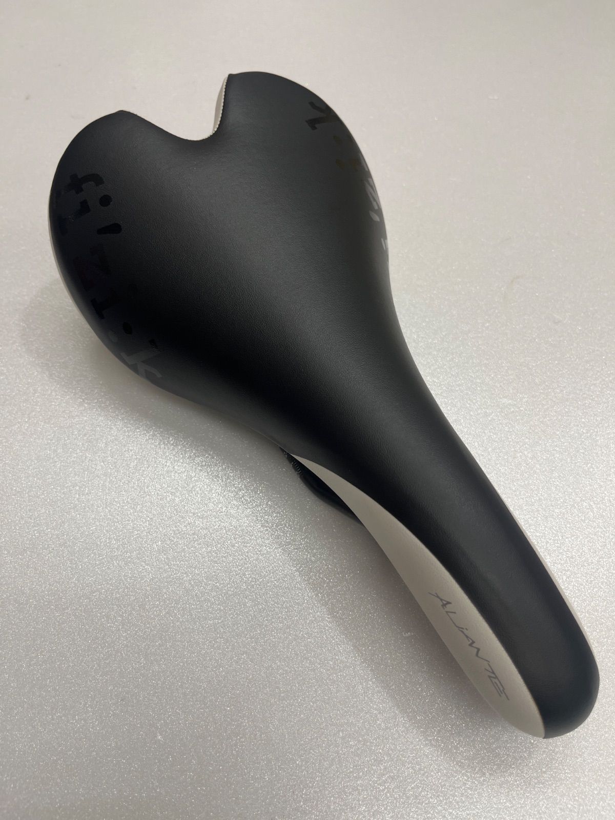 中古】fizik Aliante R3 Gamma ブラック/ホワイト. サドル K:iumレール