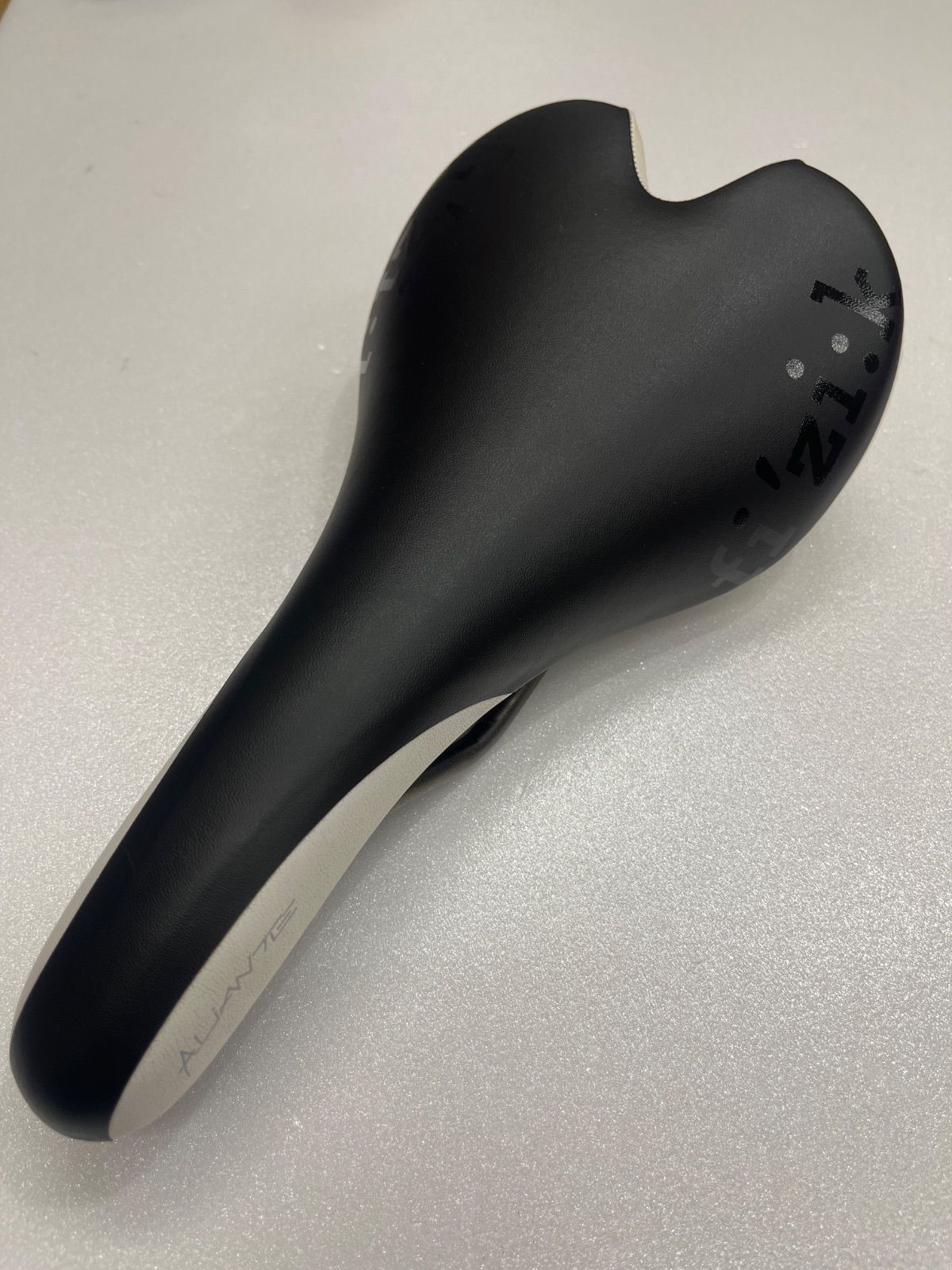 中古】fizik Aliante R3 Gamma ブラック/ホワイト. サドル K:iumレール