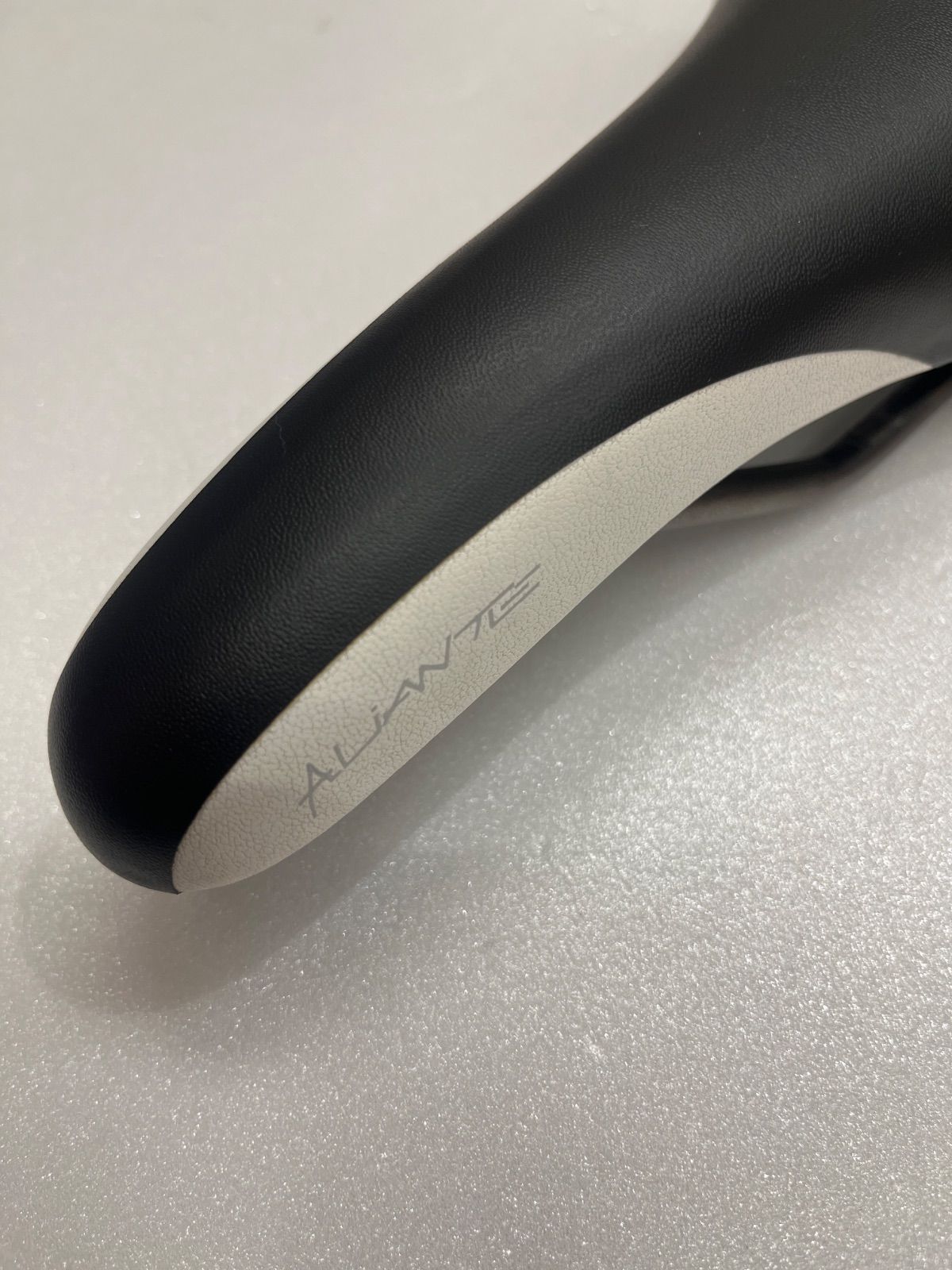 中古】fizik Aliante R3 Gamma ブラック/ホワイト. サドル K:iumレール