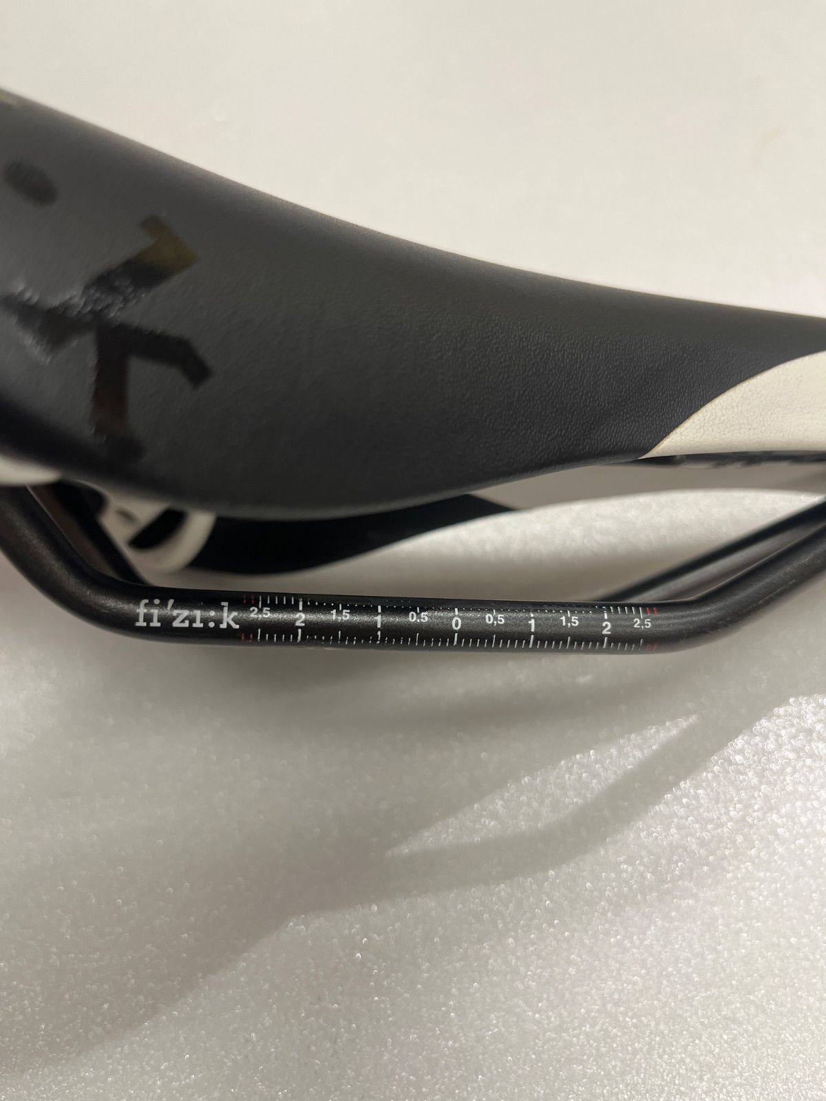 中古】fizik Aliante R3 Gamma ブラック/ホワイト. サドル K:iumレール 
