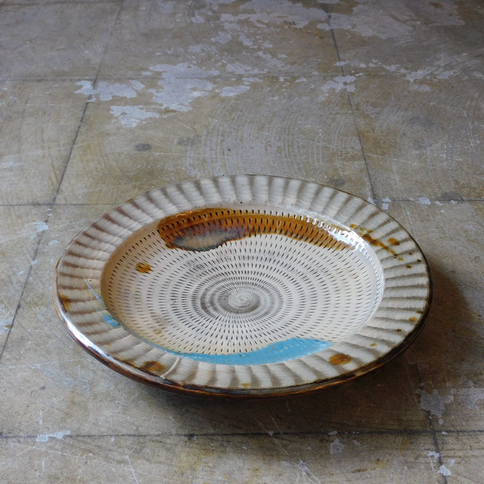 小鹿田焼 二彩 とび鉋 大皿 直径285 mm HK a 05886 古道具 古陶磁 李朝 白丹波 デルフト 粉引 白磁 ボウル