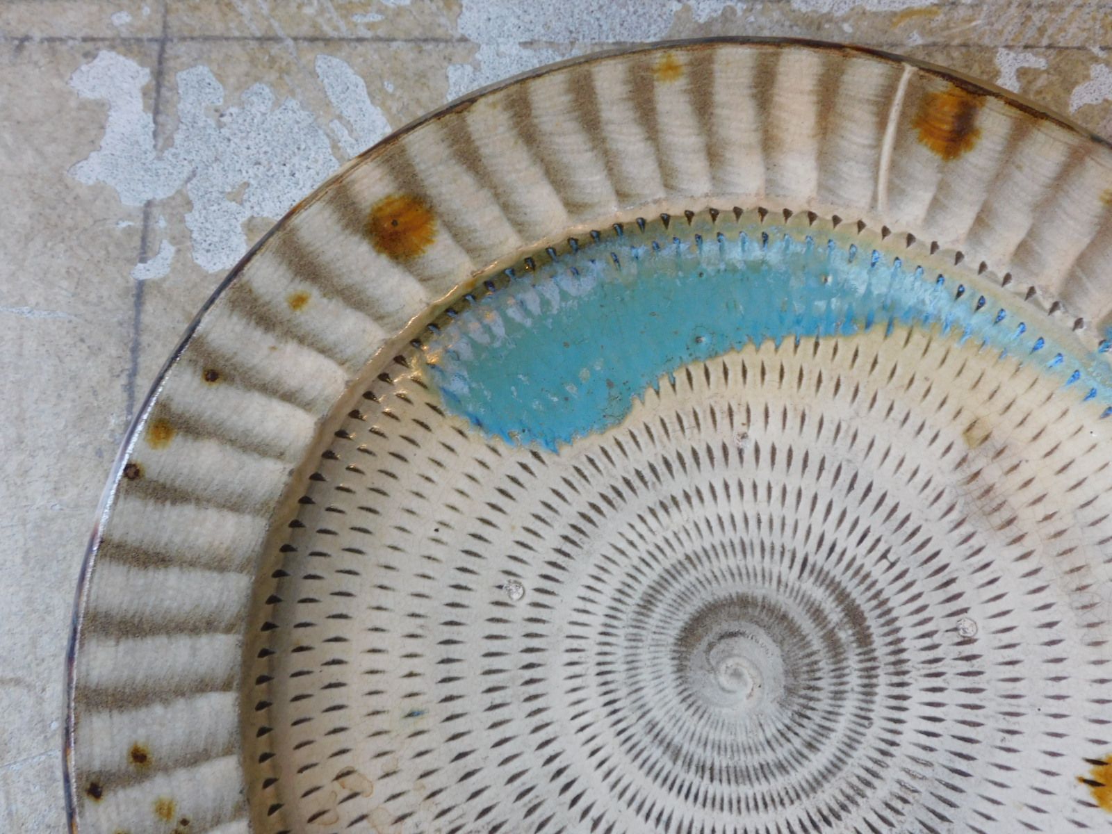 小鹿田焼 二彩 とび鉋 大皿 直径285 mm HK-a-05886 | 古道具 古陶磁 李朝 白丹波 デルフト 粉引 白磁 ボウル