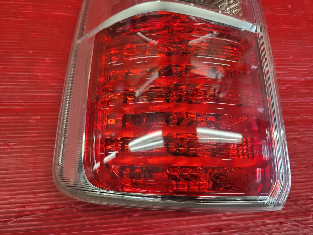 トヨタ 70 ノア 前期 純正 左 テールランプ ZRR70W Ichikoh 28-198