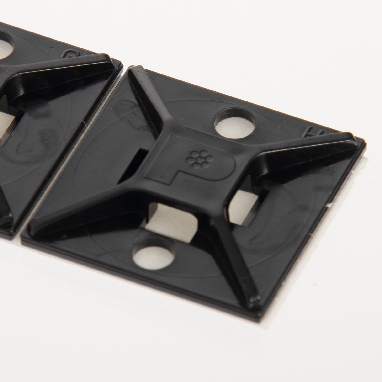 パンドウイット マウントベース アクリル系粘着テープ付き 耐候性黒 入り ABM 2 S-AT-D 0