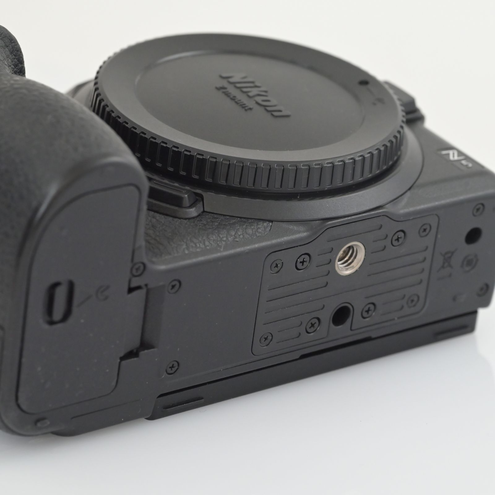 ミラーレス一眼レフ Nikon Z5 本体ボディ と充電器 - メルカリ