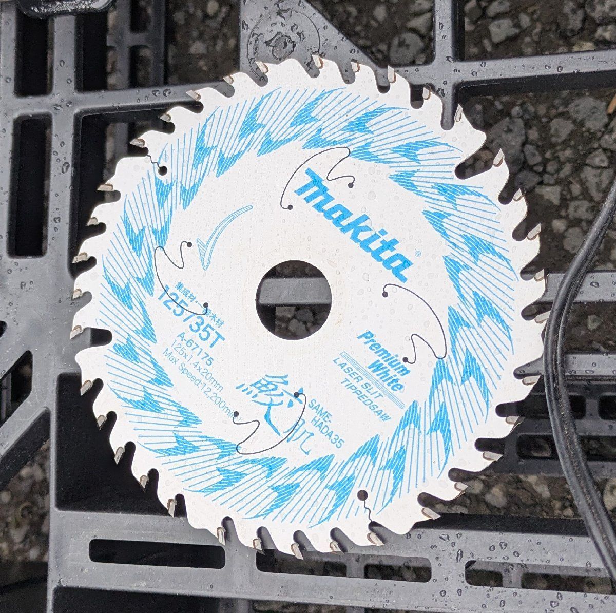  マキタ 充電式 125㎜ １８V充電式 マルノコHS 474 Dです 充電器 バッテリーBL 1860 Dが ムホワイトA-67175付き マルノコ 切断工具 切断機