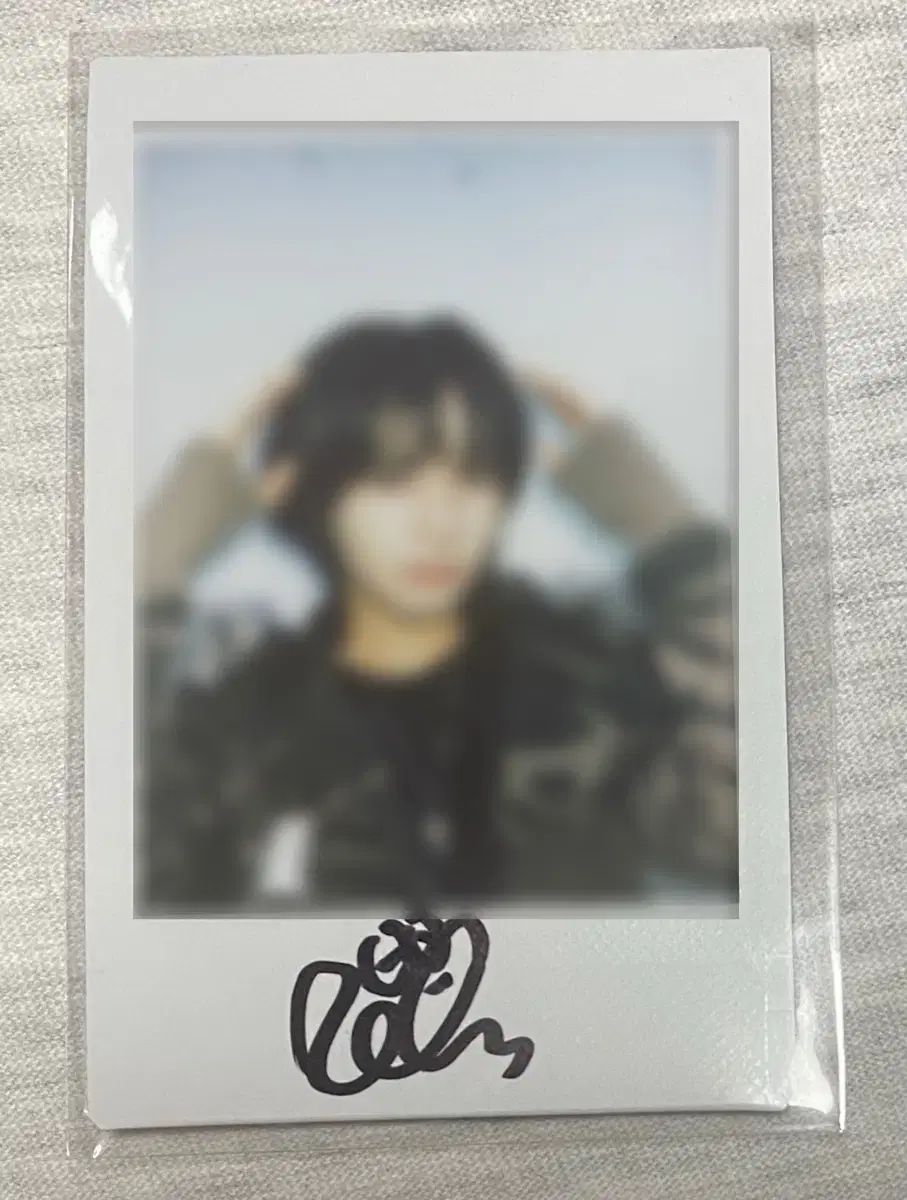 ヨンファ氏 サイン タートルネック