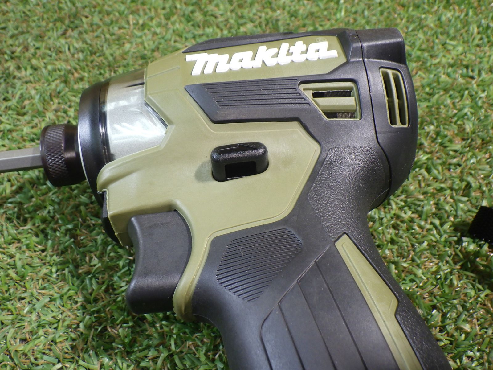 充電式インパクトドライバ