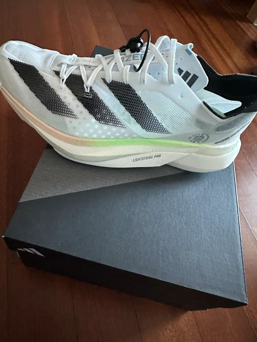 アディダス アディゼロ プロ スニーカー 白 3