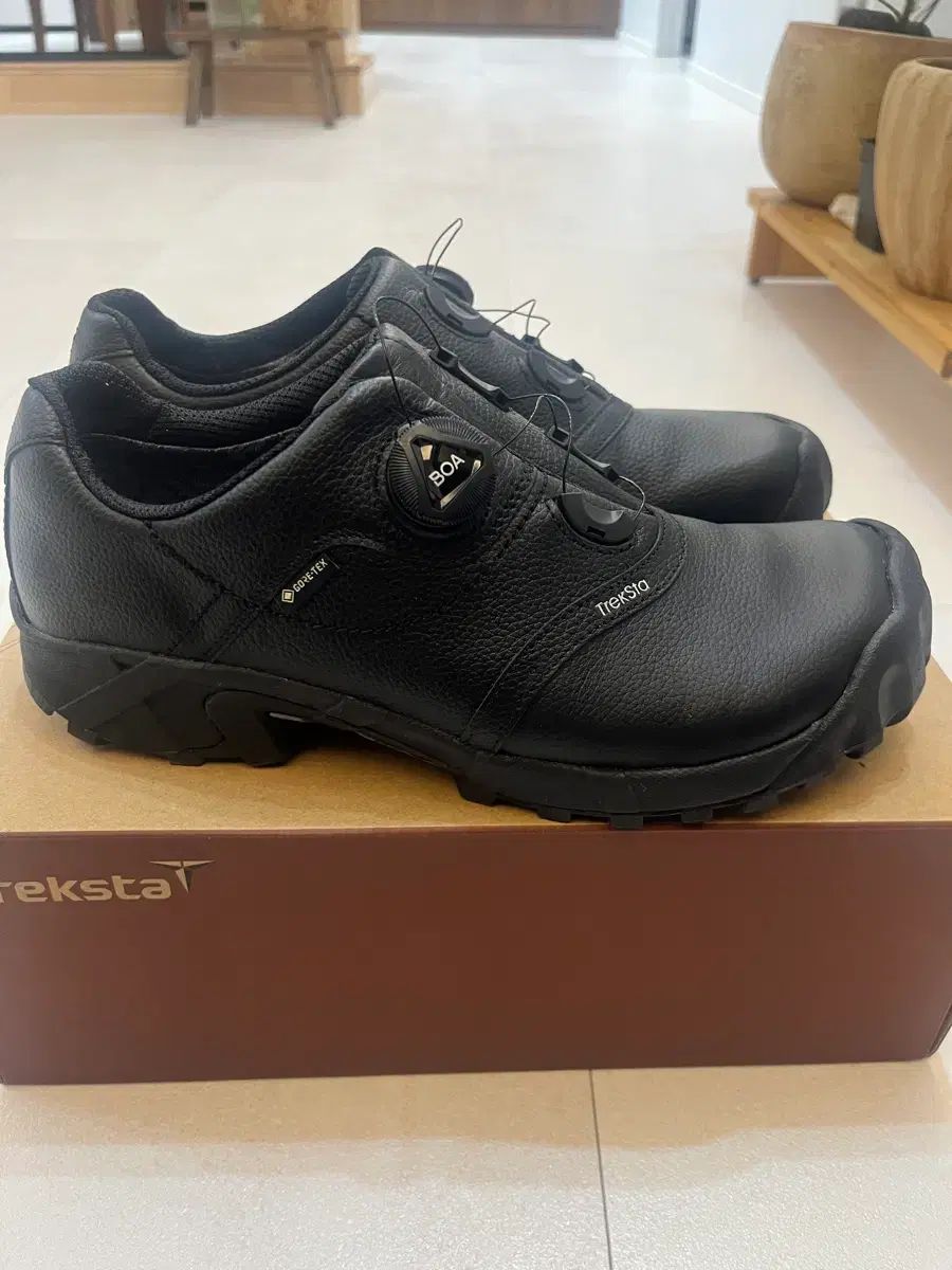 トレッキングシューズ