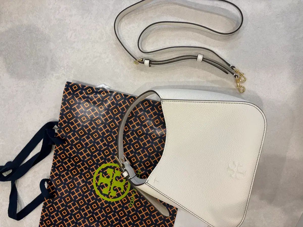 トリーバーチ シア ラージ バケットバッグ 白 (正規品) 【公式通販】
