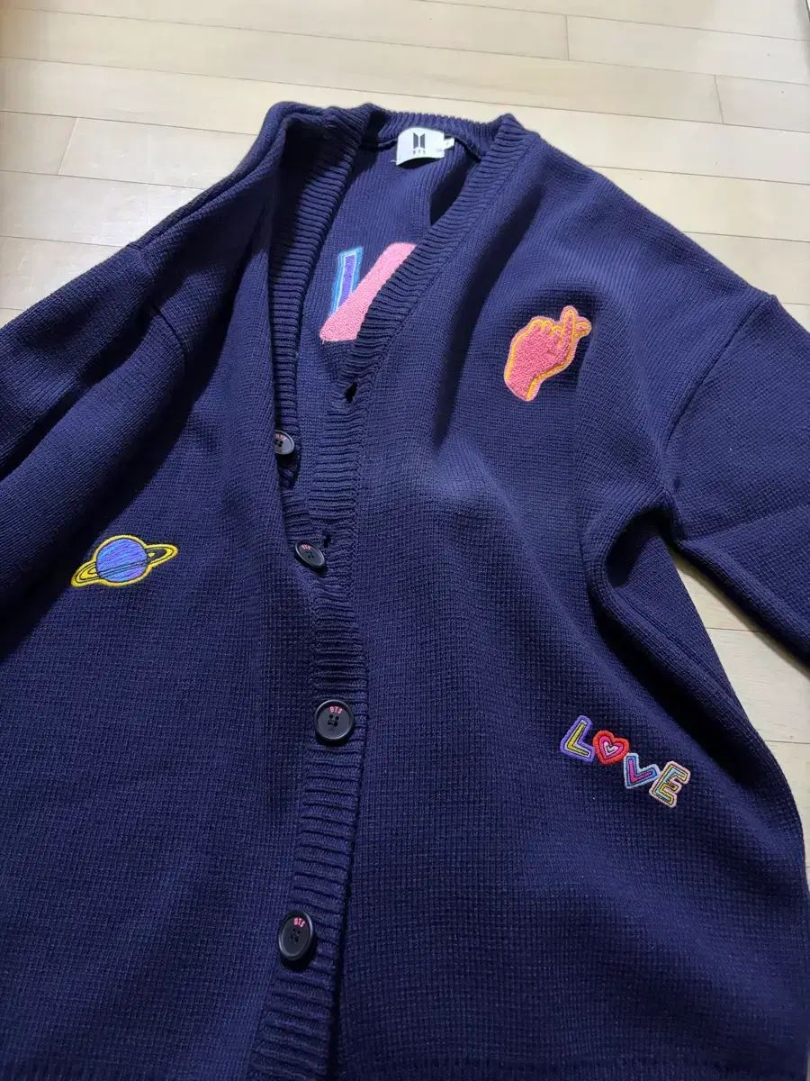 BTS ポップアップ DNA カーディガン