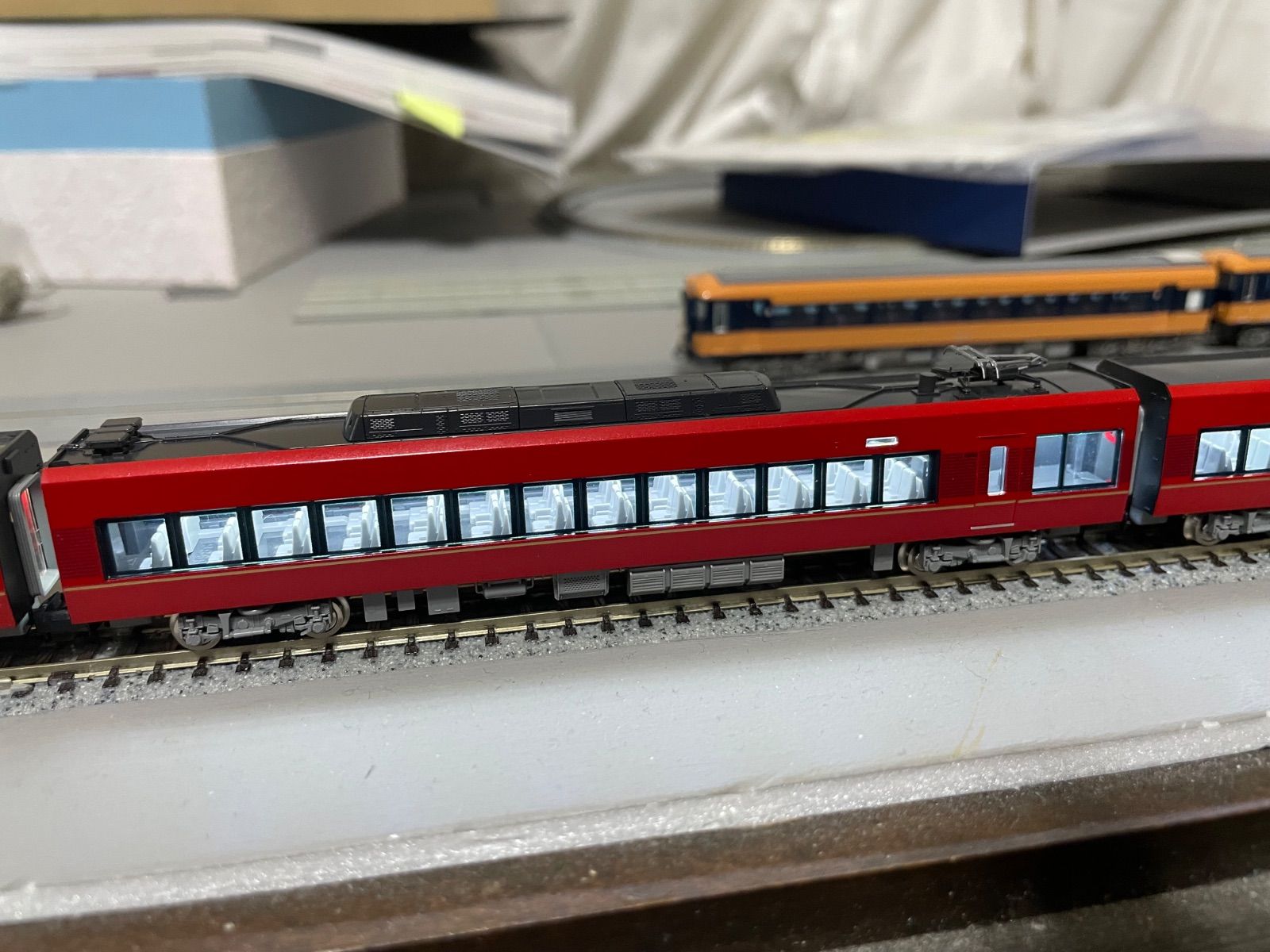 近鉄「ひのとり（8両編成）に室内灯取り付け致します。 TOMIX近鉄「ひのとり（8両編成）」に室内灯を取り付けます。 - メルカリ