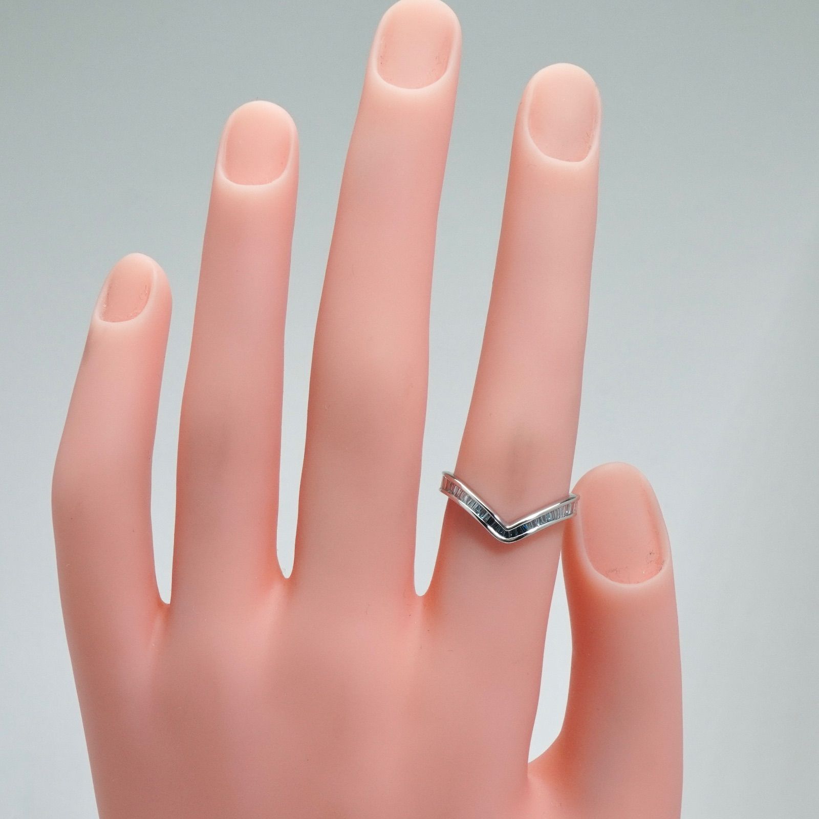 ダイヤ リング ブルー ダイヤモンド テーパー バゲット K18WG 指輪