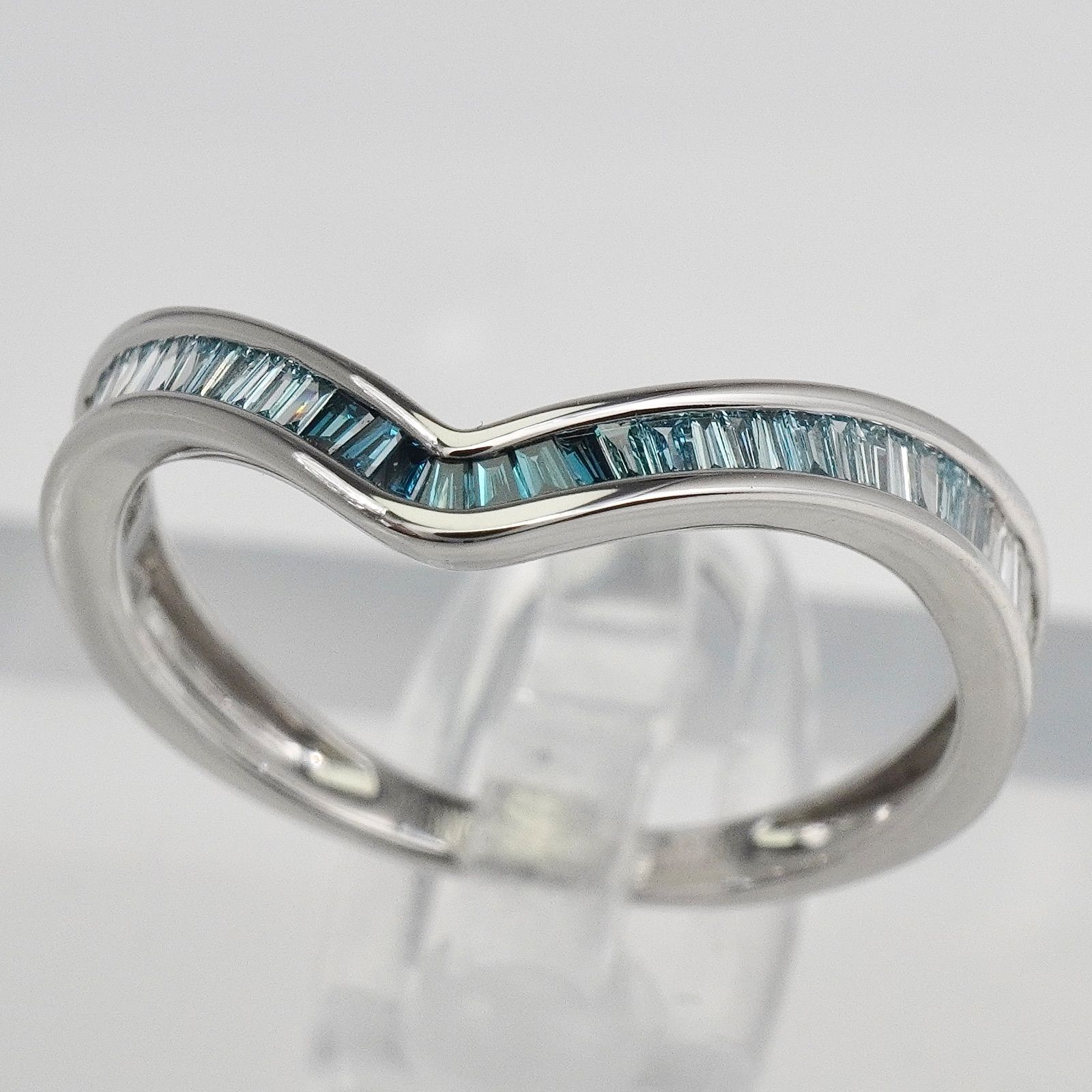 ダイヤ リング ブルー ダイヤモンド テーパー バゲット K18WG 指輪