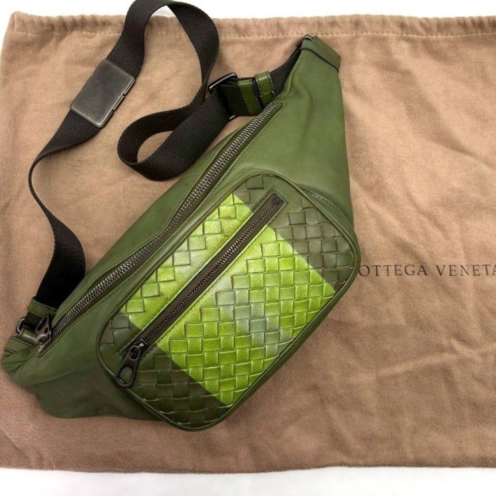 BOTTEGA VENETA イントレチャート ボディバッグ オリーブグリーン 街でも旅でも、これ一つ】 BOTTEGA VENETA ボディバッグ ウエスト