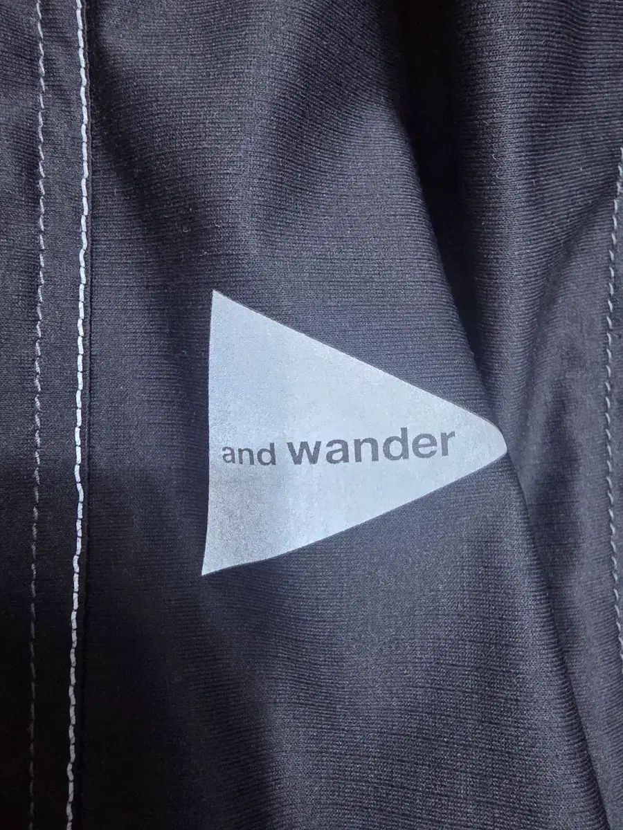 アンドワンダー ウィンドブレーカー ジャケット