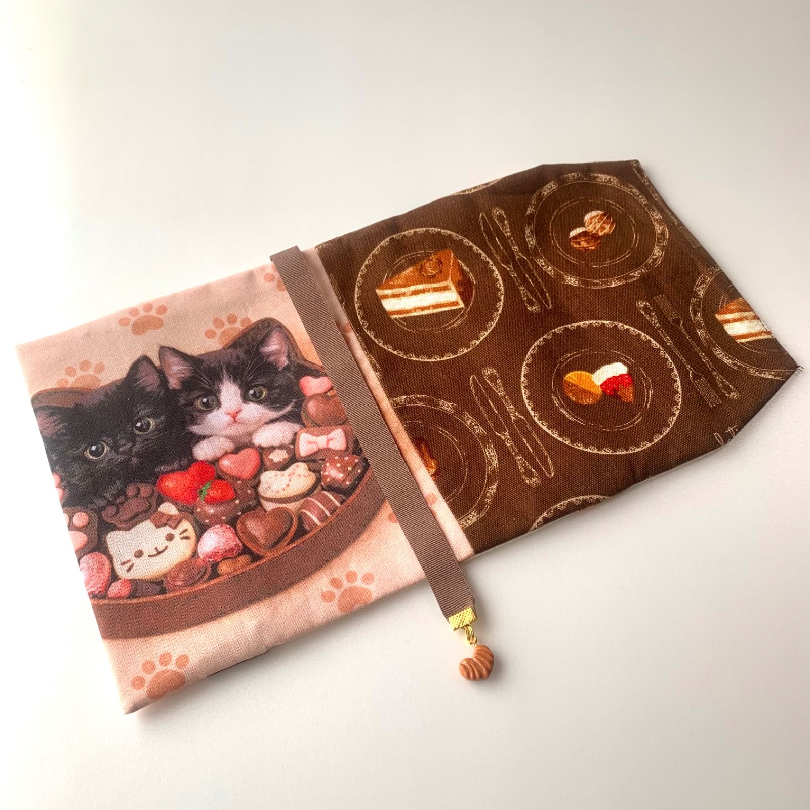 ブックカバー 文庫本サイズ Chocolate & cat チョコレート & 子猫