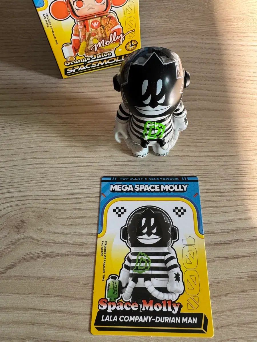 ポップマート メガ スペース MOLLY デュリアンマン MEGA MART MOLLY