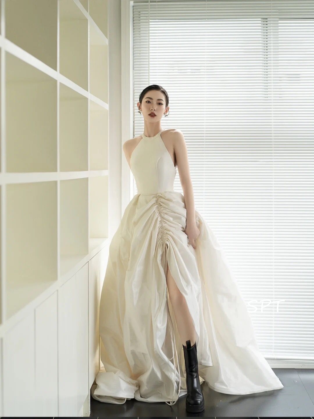 ホルターネックウェディングドレスエレガント