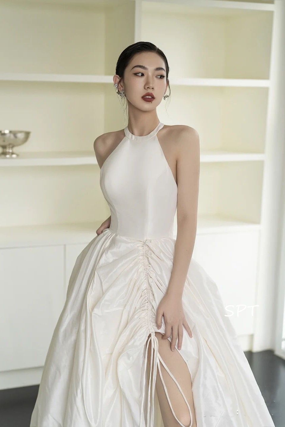 ホルターネックウェディングドレスエレガント