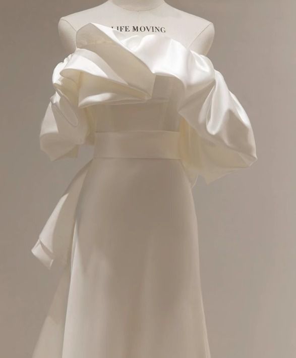 ボリュームフリル ウェディングドレス ロング 上品 マーメイド