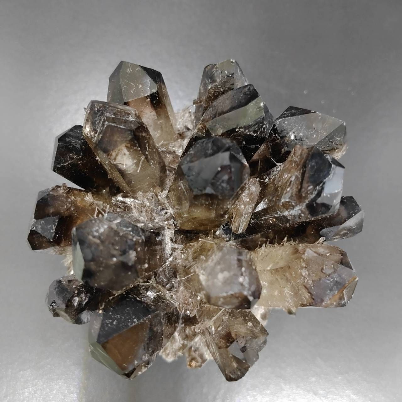 落ち着いた透明感のスモーキークォーツクラスター 233g｜天然水晶 原石 