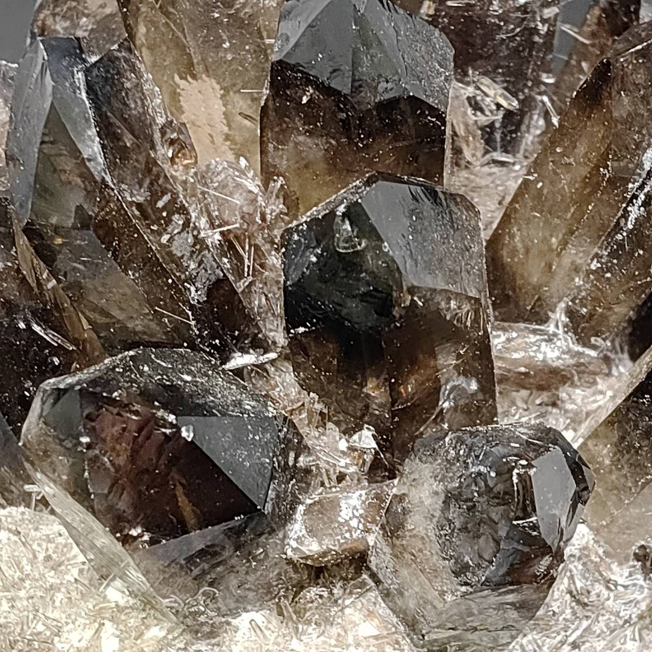 落ち着いた透明感のスモーキークォーツクラスター 233g｜天然水晶 原石 