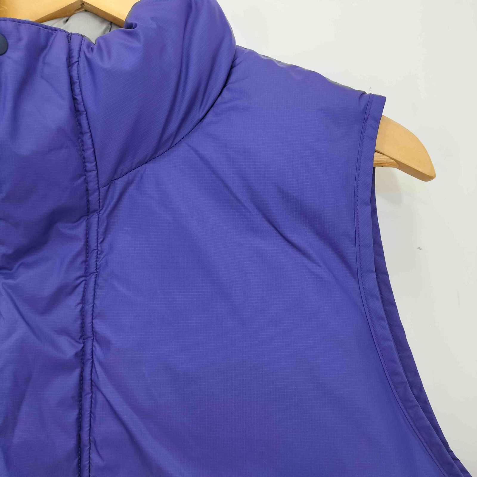 QUANTUM Reversible Down Vestを使った （ブルー） CAP マーモット